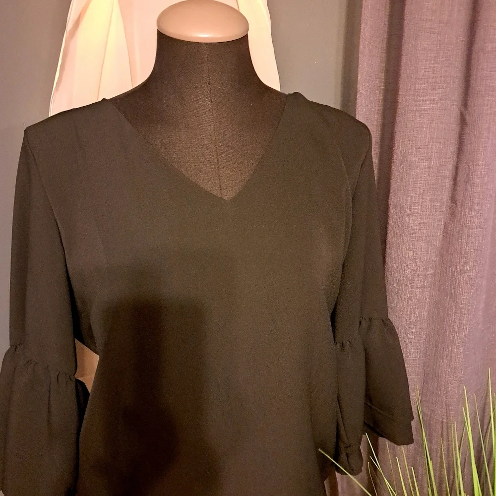 Black dress- Size- Large. Bell cap sleeves - Picture 2 of 5